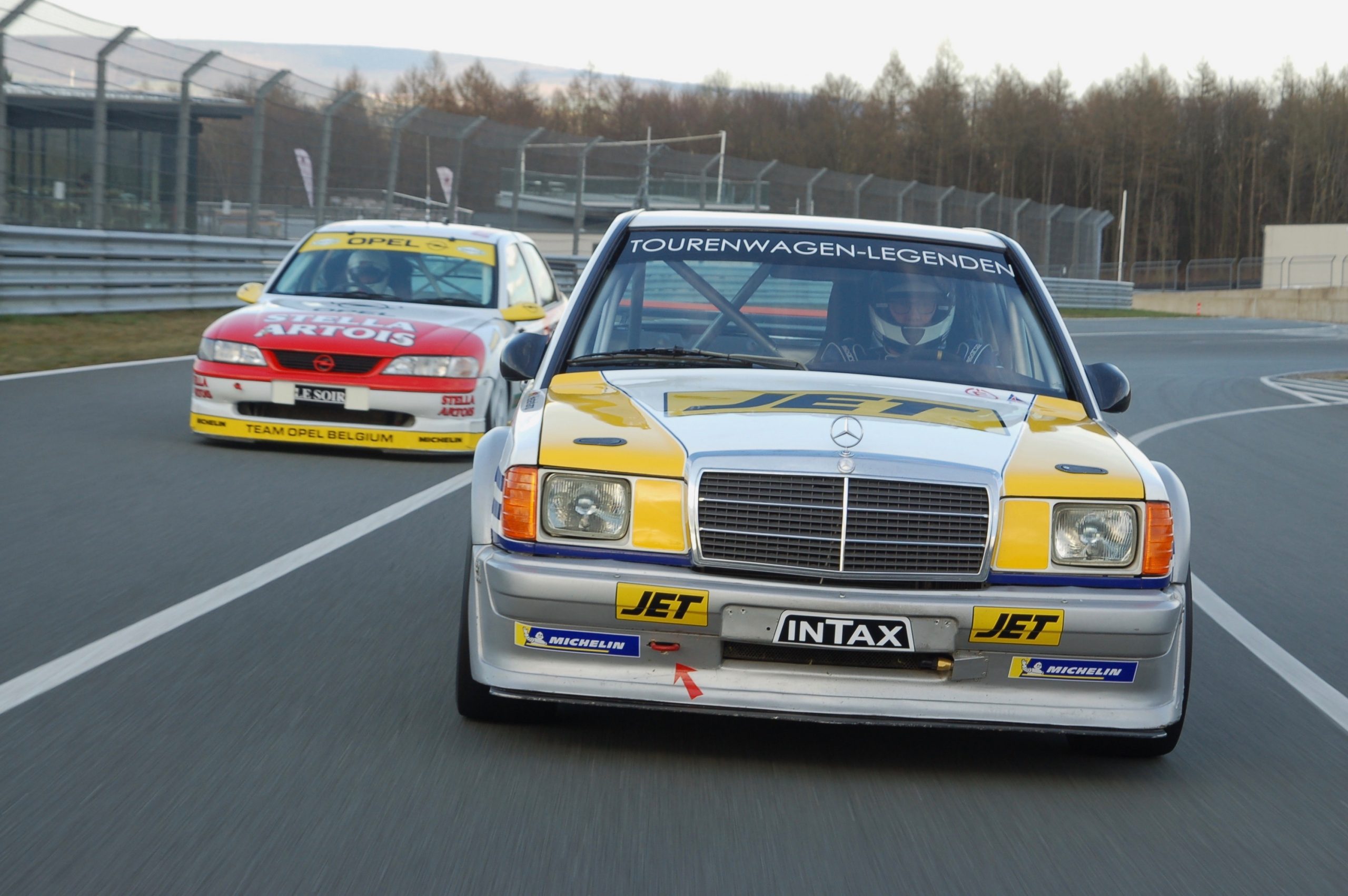 New on offer, newly built, versatile: a classic touring car racer. Mercedes-Benz W 201 (190 E 2.5-16 Evolution), MY 1989, only 502 cars.