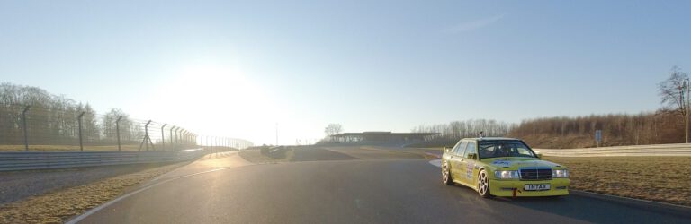 Sechs Stunden pures Fahrvergnügen für 499,00 EUR: Beim offiziellen Testtag der TOURENWAGEN LEGENDEN am BILSTER BERG sind noch Plätze frei.